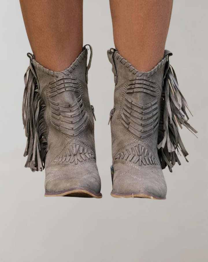 Graue Wildleder-Cowboystiefel mit Fransen, Damenmode, Westernstil, modische Stiefeletten.
