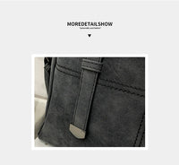 Graue Wildledertasche Detailansicht, modisches Design, hochwertige Verarbeitung.