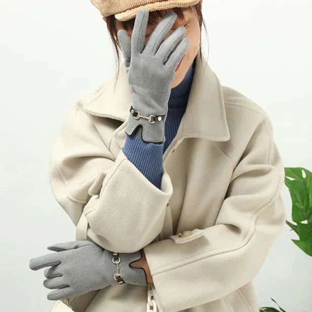 Frau mit grauen Handschuhen und beigem Mantel, stilvolle Wintermode, Accessoires.