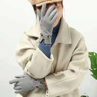 Frau mit grauen Handschuhen und beigem Mantel, stilvolle Wintermode, Accessoires.