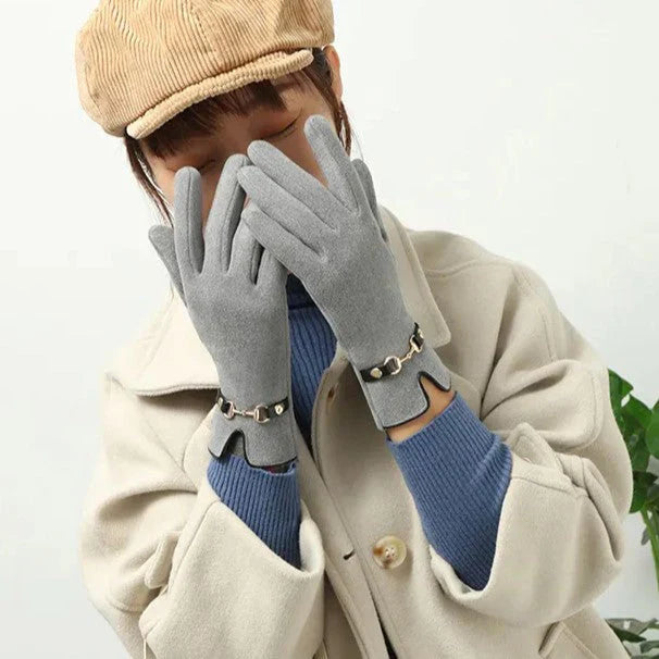 Frau mit grauen Wollhandschuhen und beigem Mantel, modisch, Herbst-Winter-Accessoires.