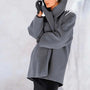 Damen-Wollmantel mit breitem Kragen, grau, elegant, Wintermode, stilvoller Look.