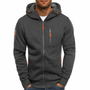 Grauer Herren-Hoodie mit Reißverschluss, Kapuze und orangefarbenen Details, Freizeitmode.