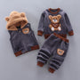 Graues Kinder-Set mit Bärenmotiv, Kapuzenweste, Pullover, Hose, Plüschstoff, warm, modisch.