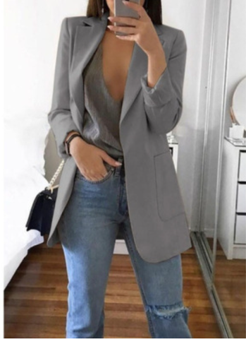 Frau in grauem Blazer und Jeans, modisches Outfit, Spiegel-Selfie, moderne Damenmode.