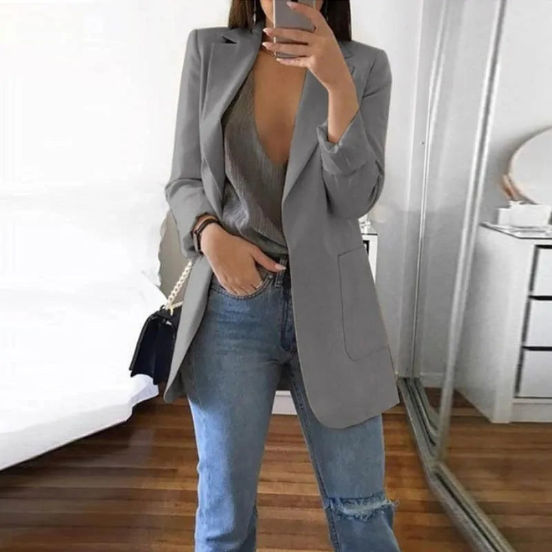 Frau in grauem Blazer und Jeans, modisches Outfit, Spiegel-Selfie, moderne Damenmode.