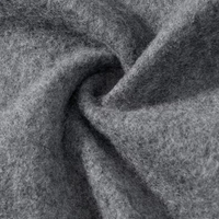 Grauer Wollstoff, Nahaufnahme, weiche Textur, hochwertiges Material, ideal für Bekleidung.