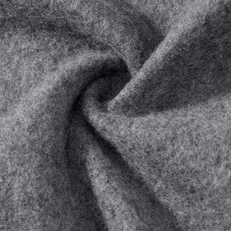 Grauer Wollstoff, Nahaufnahme, weiche Textur, hochwertiges Material, ideal für Bekleidung.