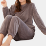 Frau in grauem Fleece-Pyjama-Set, gemütlich, weich, ideal für kalte Nächte, Loungewear.