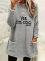 Frau in grauem Fleece-Pullover mit Aufschrift "Yes, I'm cold", gemütliche Wintermode.