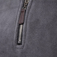 Grauer Fleece-Pullover mit Reißverschluss, weiches Material, warme Herrenmode, Detailansicht.