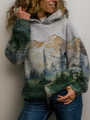 Frau trägt grauen Hoodie mit Berg- und Waldmotiv, Freizeitmode, Baumwolle, Damenbekleidung.