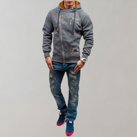 Mann in grauer Kapuzenjacke und zerrissenen Jeans, modisch, lässig, Streetwear-Look.