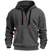 Grauer Herren-Hoodie mit Reißverschlusstaschen, Kapuze und orangefarbenen Akzenten.