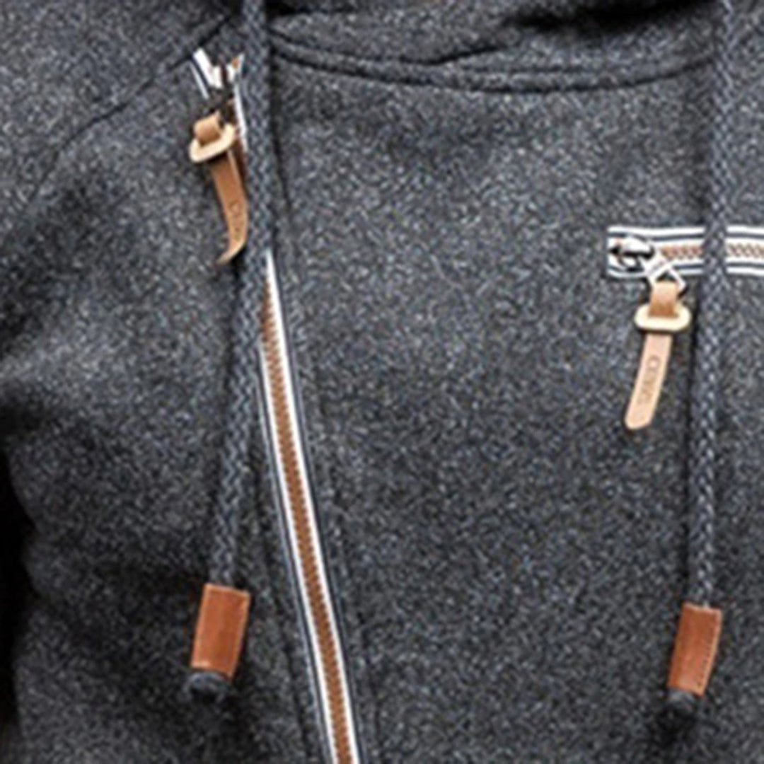 Grauer Herren-Hoodie mit Reißverschluss, Kordeln und Lederdetails, modisch und bequem.