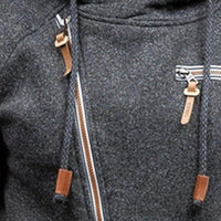 Grauer Herren-Hoodie mit Reißverschluss, Kordeln und Lederdetails, modisch und bequem.