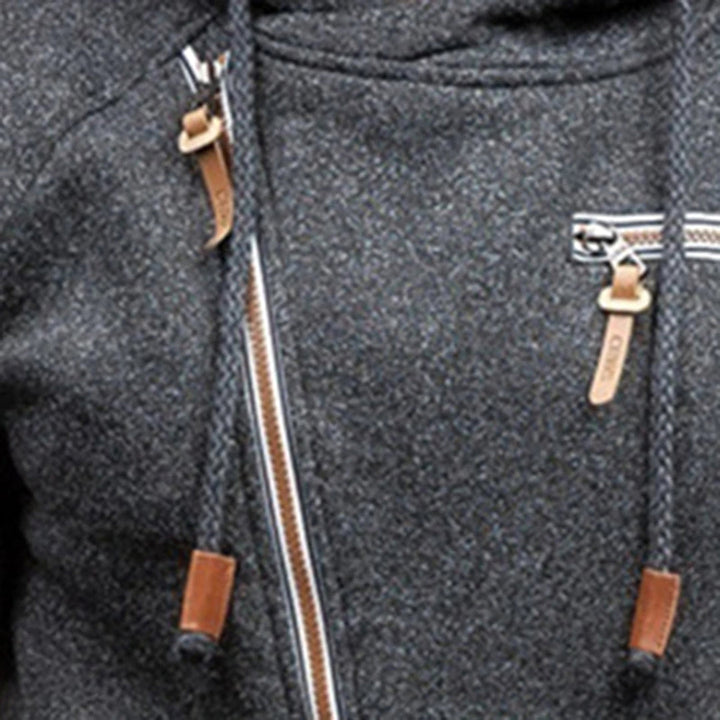 Grauer Herren-Hoodie mit Reißverschluss, Kordeln und Lederdetails, modisch und bequem.