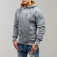 Mann in grauem Hoodie mit Reißverschlüssen, Jeans, Armbanduhr, modisch, lässiger Stil.