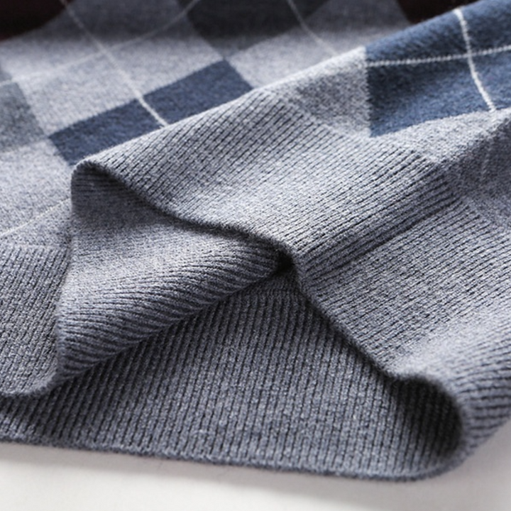 Grauer Strickpullover mit Argyle-Muster, weiches Material, modisches Design, Herrenmode.