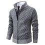 Grauer Herren-Strickjacke mit Rautenmuster, Reißverschluss, eleganter Stil, modische Herrenmode.