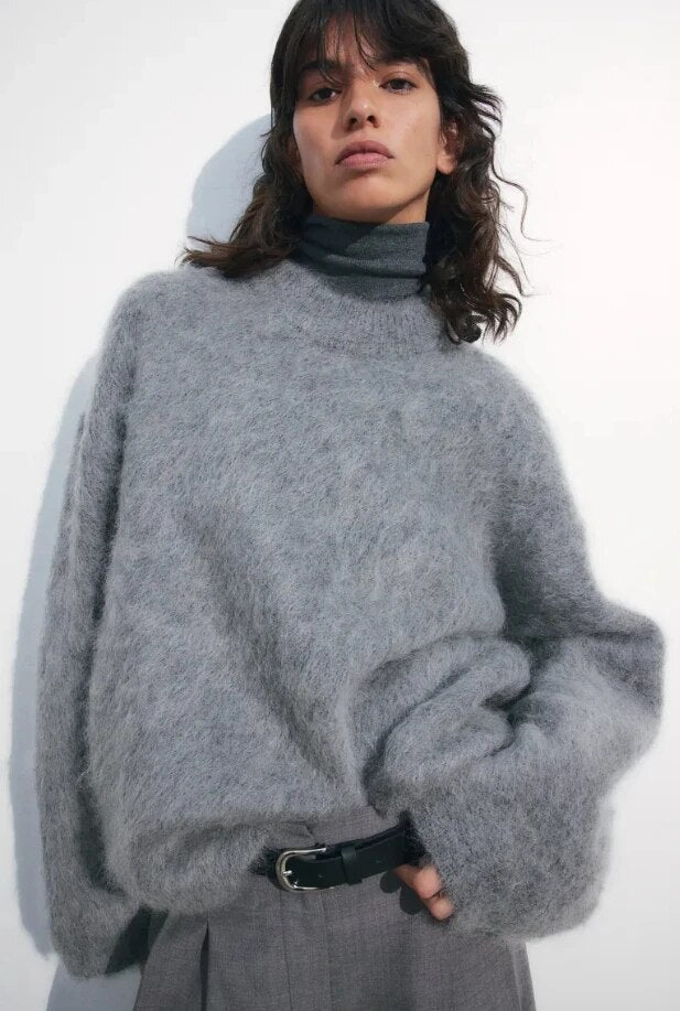 Grauer Oversize-Pullover Damen, warme Strickmode, Herbst 2023, elegante Streetwear.