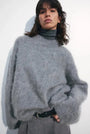 Grauer Oversize-Pullover Damen, warme Strickmode, Herbst 2023, elegante Streetwear.