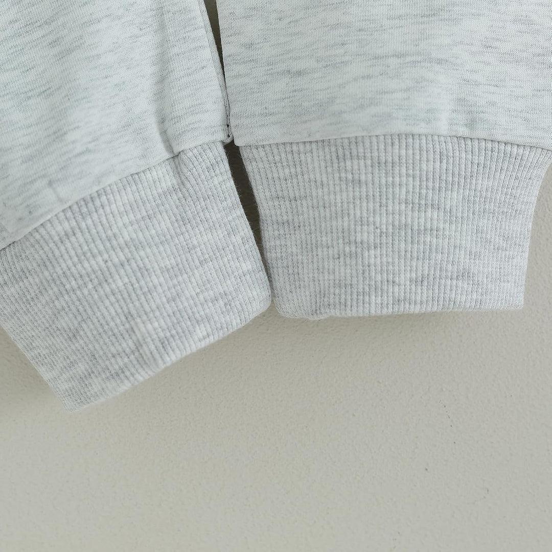 Grauer Baumwollpullover, gerippte Bündchen, weiches Material, lässige Mode, Herrenbekleidung.