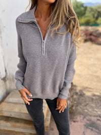 Graue Damenstrickjacke mit V-Ausschnitt und langen Ärmeln, modisch, bequem, Herbstmode.