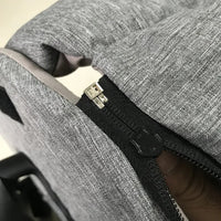 Grauer Rucksack mit Reißverschluss, strapazierfähiges Material, ideal für Reisen und Alltag.