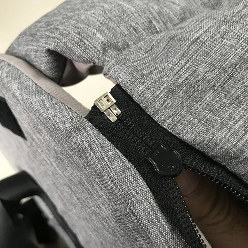 Grauer Rucksack mit Reißverschluss, strapazierfähiges Material, ideal für Reisen und Alltag.