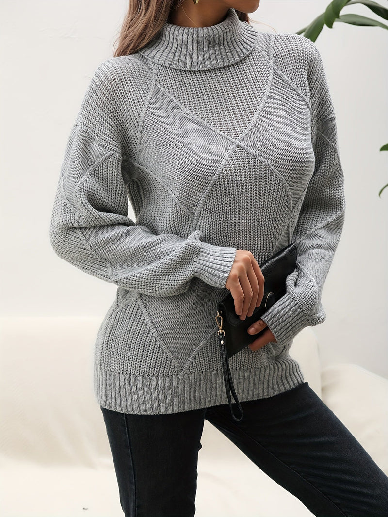 Frau in grauem Strickpullover mit Rollkragen, hält schwarze Clutch, modisch, elegant.