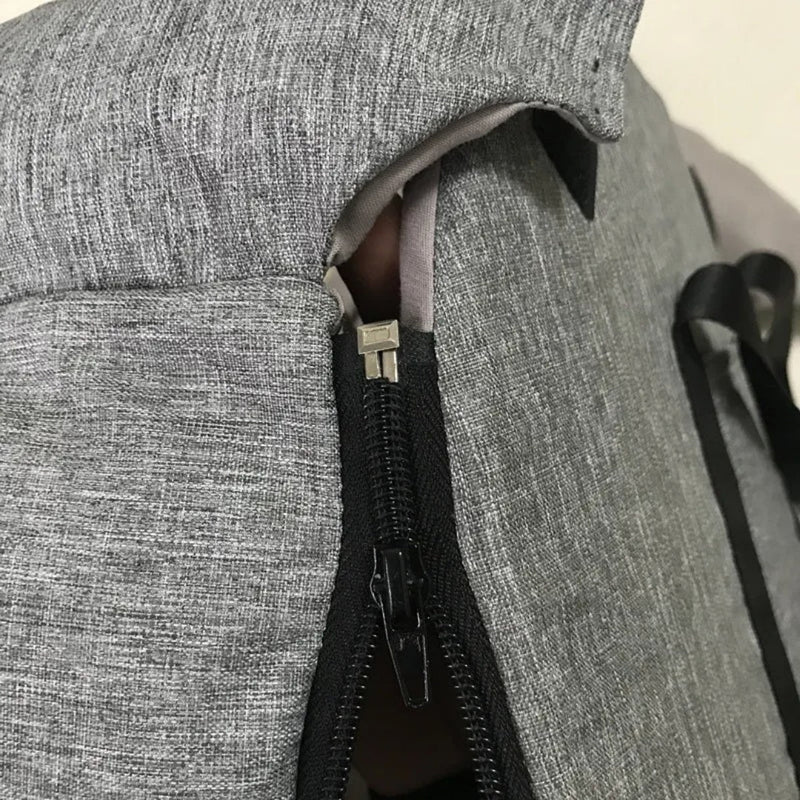 Grauer Rucksack mit Reißverschluss, strapazierfähiges Material, ideal für Reisen und Alltag.