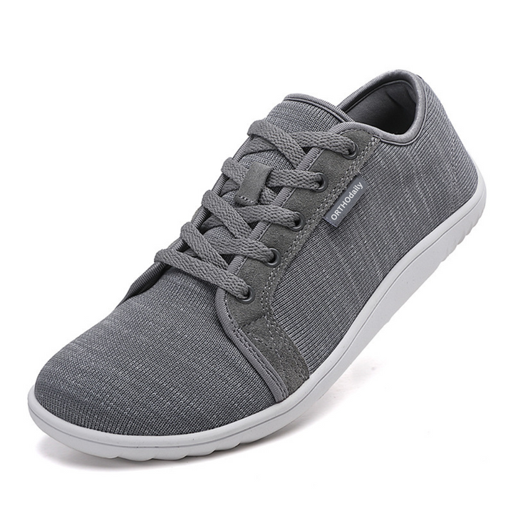 Grauer Sneaker aus Textil mit weißer Sohle, ideal für Alltag und Sport.