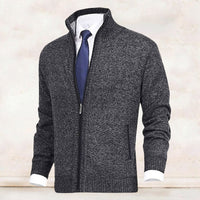 Grauer Herren-Strickjacke mit Reißverschluss, eleganter Stil, ideal für Business-Outfits.