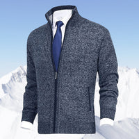 Grauer Herren-Strickjacke mit Reißverschluss, eleganter Stil, ideal für Wintermode.