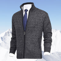Grauer Herren-Strickjacke mit Reißverschluss, eleganter Stil, ideal für Wintermode.