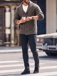 Mann in grauer Strickjacke mit Kaffeebecher, modisch, urbaner Stil, Herbstmode.