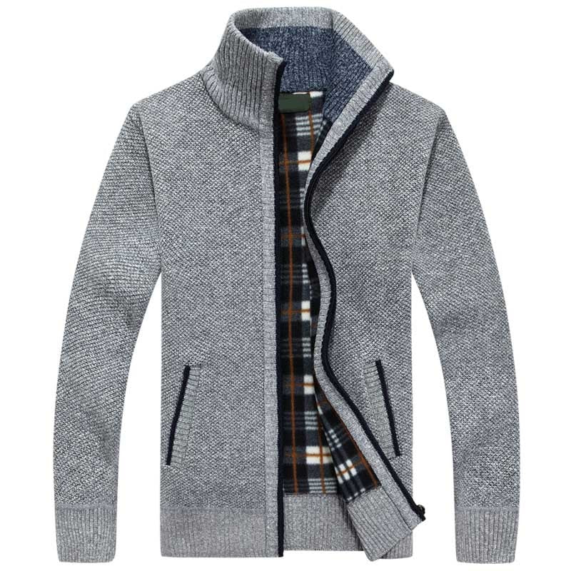 Grauer Herren-Strickjacke mit Reißverschluss, kariertes Innenfutter, warm, modisch, Wintermode.