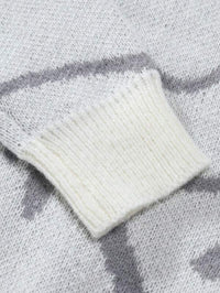 Weißer Strickpullover-Ärmel aus Wolle mit grauem Muster, weiches Wintermode-Design.