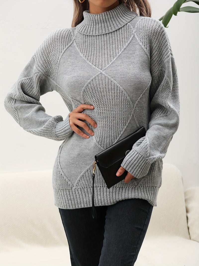 Frau in grauem Strickpullover mit Rollkragen hält schwarze Clutch, modisch, elegant.