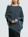 Frau in grauem Oversize-Pullover aus Kaschmir, schulterfrei, modisch, elegant, Herbstmode.