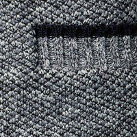 Gestrickter grauer Pullover mit grobem Muster und Tasche, Baumwolle, Wintermode.