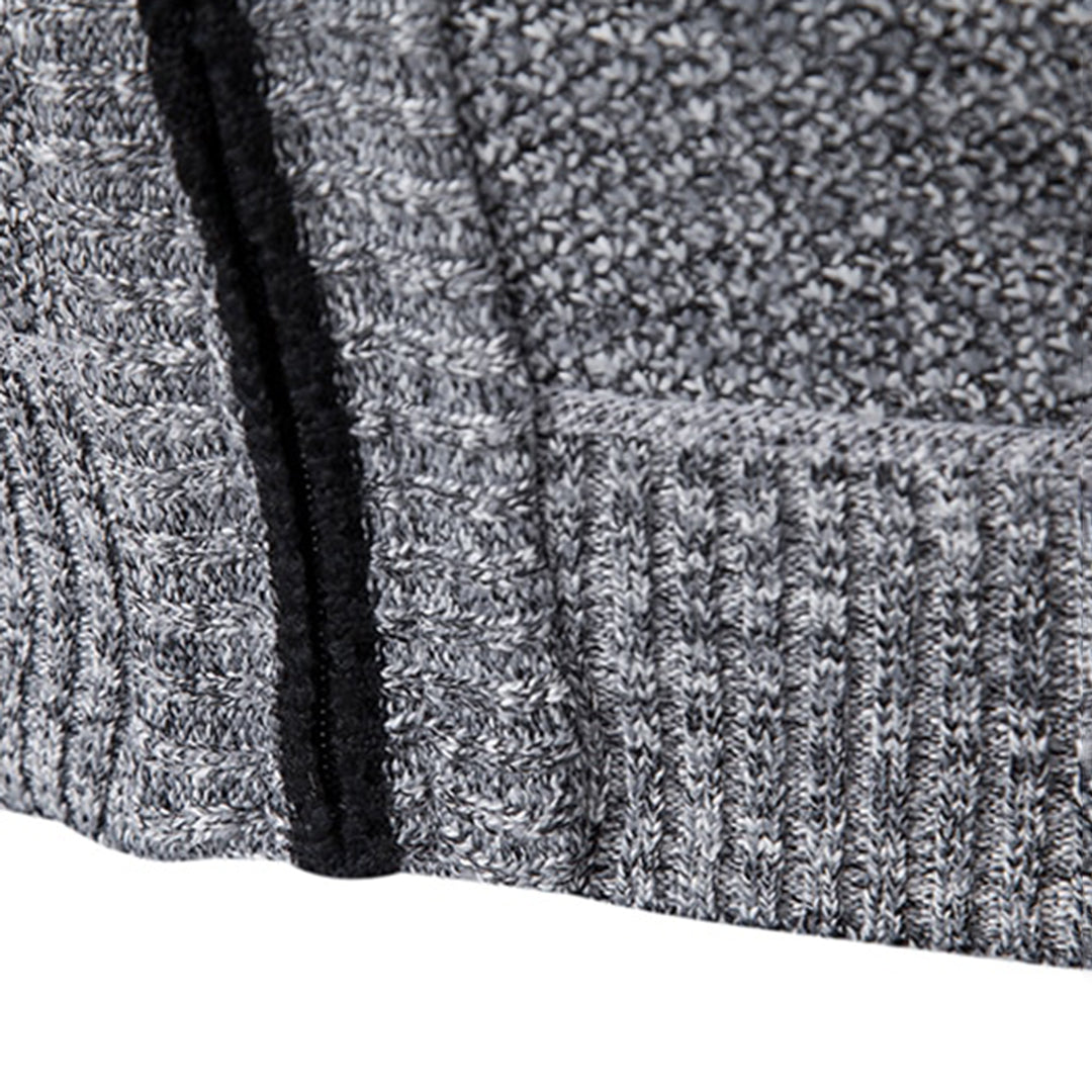 Grauer Strickpullover mit Reißverschluss, weiches Material, modisches Design, Herrenmode.