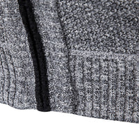 Grauer Strickpullover mit Reißverschluss, weiches Material, modisches Design, Herrenmode.