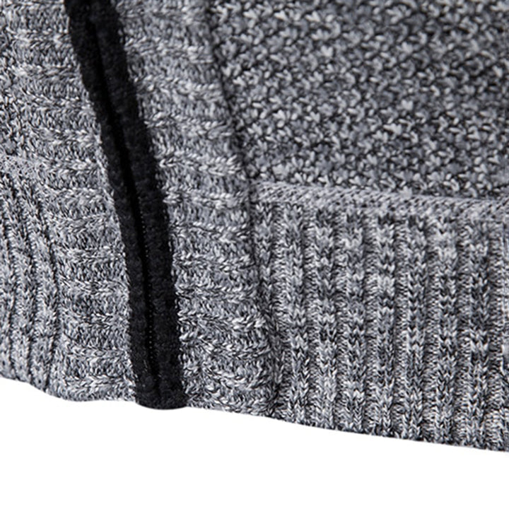 Grauer Strickpullover mit Reißverschluss, weiches Material, modisches Design, Herrenmode.