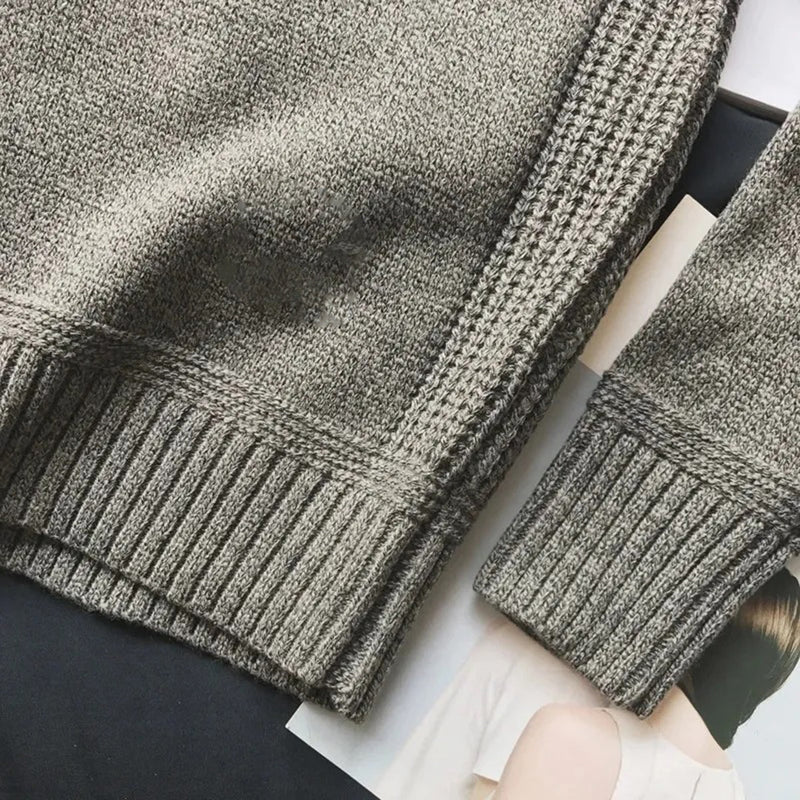 Grauer Strickpullover aus Wolle, Nahaufnahme, Textur, modisch, warm, Herbstmode.