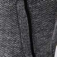 Grauer Strickstoff, Nahaufnahme, Textur, weiches Material, Mode, Bekleidung, Detailansicht.