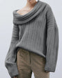 Grauer Strickpullover mit asymmetrischem Ausschnitt, Damenmode, Herbst, gemütlich, stilvoll.