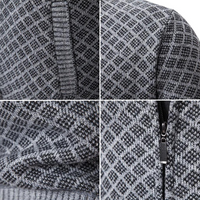 Grauer Strickpullover mit Rautenmuster, Reißverschluss, Detailansicht, Herrenmode, Winterkleidung.