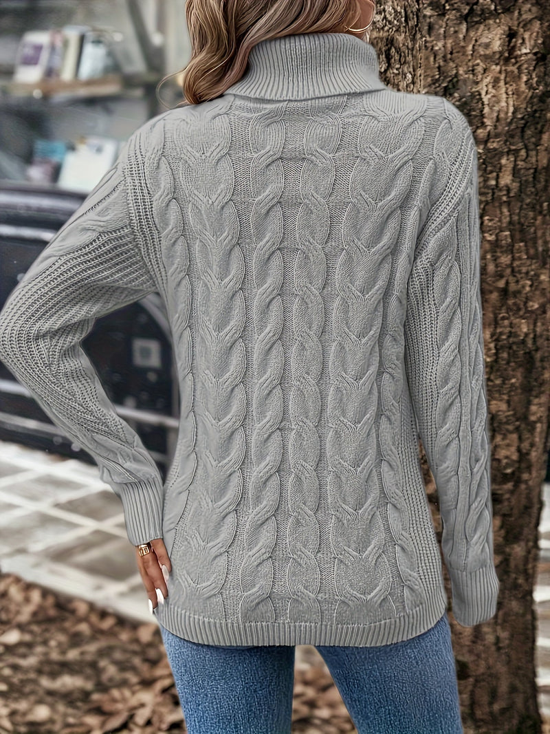 Frau in grauem Strickpullover mit Zopfmuster und Rollkragen, Herbstmode, Rückansicht.